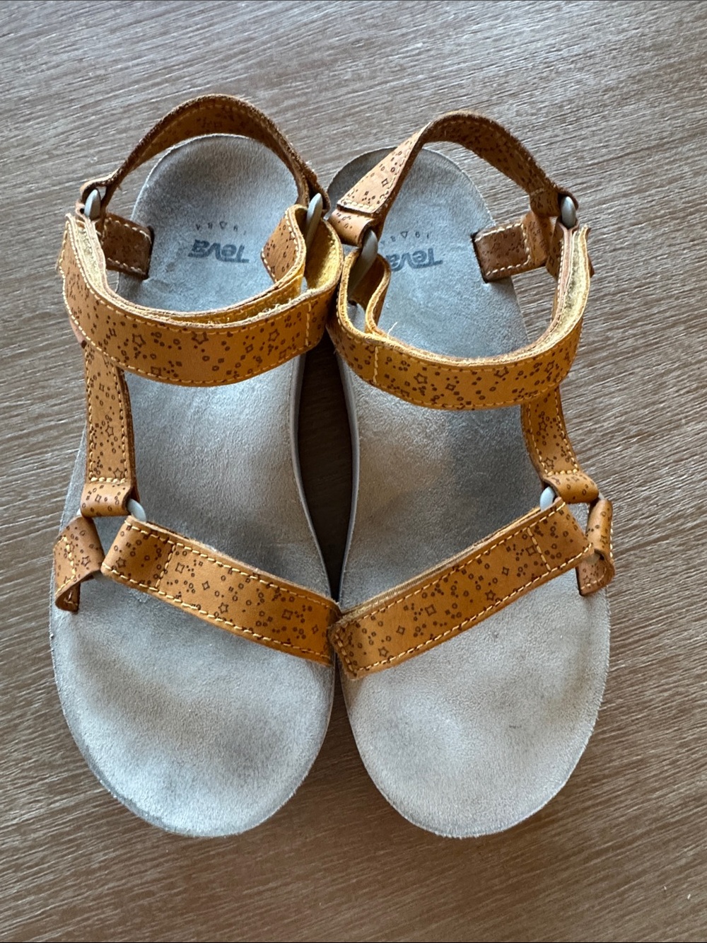 Teva Women’s Midform Universal Star Sandals - Sunflower. Women’s Size 9